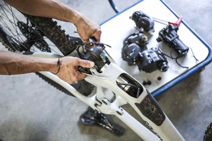 Der Check in der Werkstatt: Alle E-Bike-Motoren und Akkus wurden ausgebaut, umfangreich gecheckt und mussten an der Waage zum Gewichtsvergleich antreten.