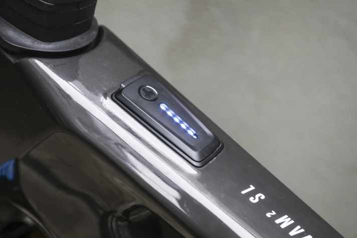 Fünf farbige LEDs zeigen U-Stufe und Akku-Stand an. Wirklich wertig wirkt das Kunststoff-Inlay im Oberrohr leider nicht.