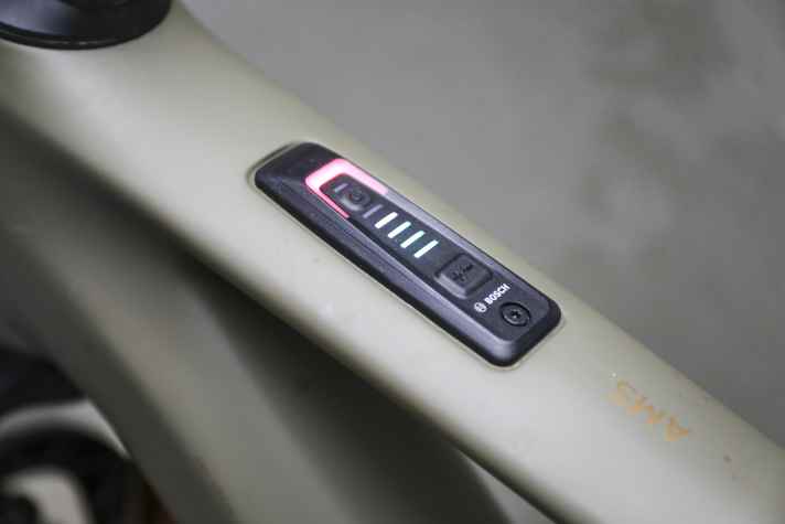 Der Systemcontroller im Oberrohr zeigt Akku-Stand (10%-Schritte) und U-Stufe über farbige LEDs an.
