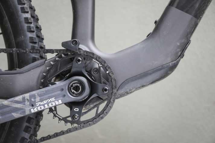 Der Motor trägt kaum auf und verschwindet vollständig hinter dem Kettenblatt. Lediglich der längliche Motor-Fortsatz im Unterrohr verrät Kennern, dass hier ein Fazua-Motor im Rahmen steckt.