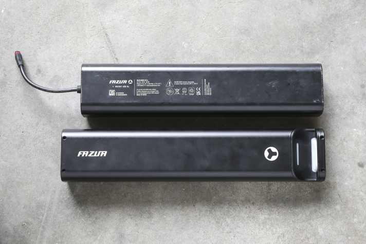 Den Fazua Energy 430 gibt es in zwei Varianten. Für den festen Einbau im Unterrohr (oben) oder zur klassischen Klappentnahme (unten). Beide Varianten wiegen 2,25 Kilo und liefern 430 Wattstunden.