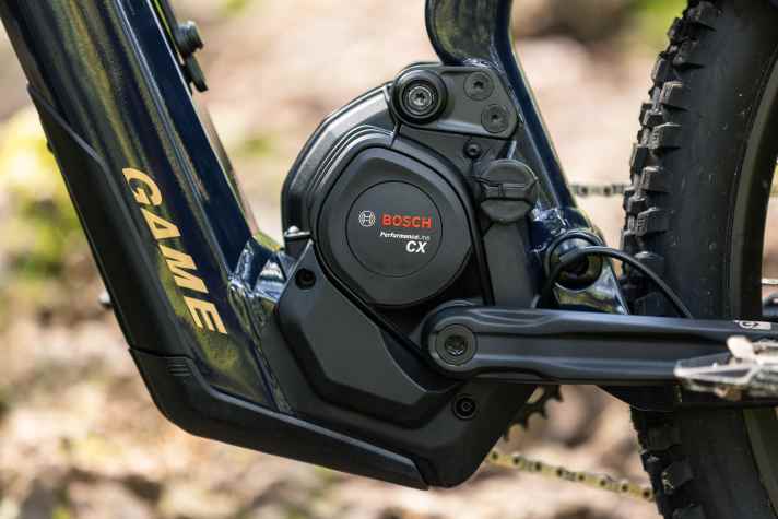 Markenzeichen der neuen Game-Modelle: Der Bosch CX ist gedreht im Bike eingebaut, damit der Akku möglichst tief sitzen kann. Außerdem will Moustache den Motor so bestmöglich belüften und einer Überhitzung vorbeugen.
