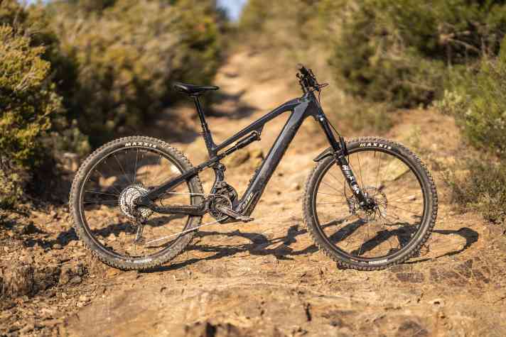 Moustache Game 150.7: Bosch CX // 600 Wh // 160/150 mm // 29 Zoll // 23,9 kg // 5999 Euro.