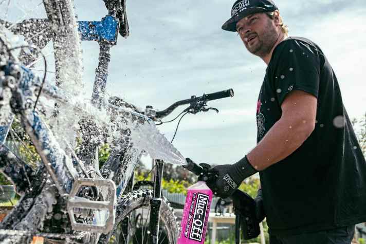 Fertigschaum: Die spezielle Lanze des <a href="https://www.awin1.com/cread.php?awinmid=14547&awinaffid=471469&clickref=B+Muc-Off+Pressure+Washer&ued=https%3A%2F%2Fwww.maciag-offroad.de%2Fmuc-off-hochdruckreiniger-bundle-mit-tasche-reinigungsmittel-sid133607" target="_blank" rel="noopener noreferrer nofollow">Muc-Off Pressure Washer</a>* verwandelt den pinken Nano-Tech-Reiniger effizient in wirksamen Schaum, damit das Rad winterfest gemacht werden kann.