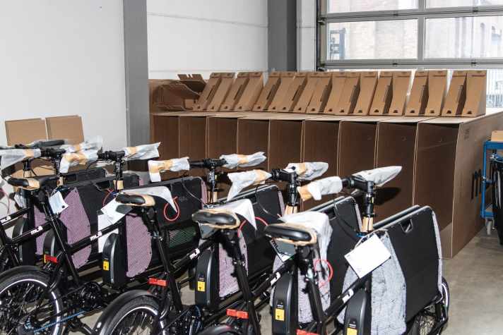Gleich geht’s los: Komplett aufgebaut und mit wenig Verpackungsmaterial kommen die Mulis in die Kiste – der Händler freut sich über geringe Aufbauarbeit und ganz wenig Verpackungsmüll.