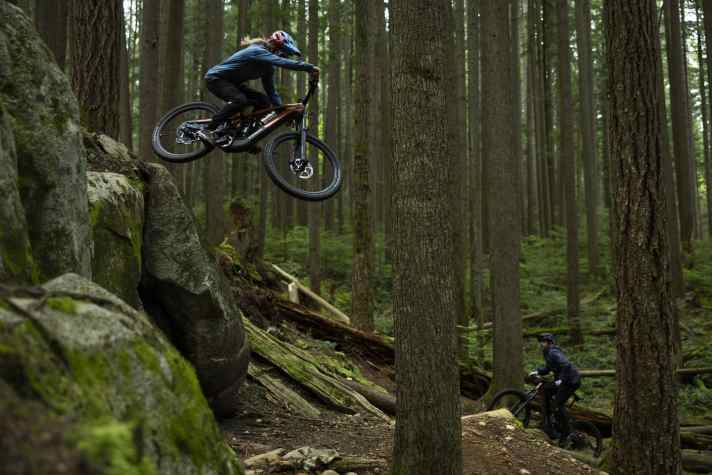 Dafür ist das Slash+ gemacht: Auf großen Stunts in British Columbia lässt es Profi-Fahrerin Casey Brown ordentlich fliegen.