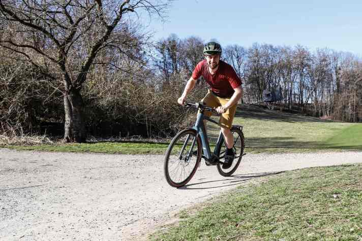 Moderne E-Bikes sind ausdauernd. Selbst Light-E-Bikes wie unser Testkandidat von Centurion schaffen mit 400 Wattstunden Touren von bis zu 80 Kilometern.