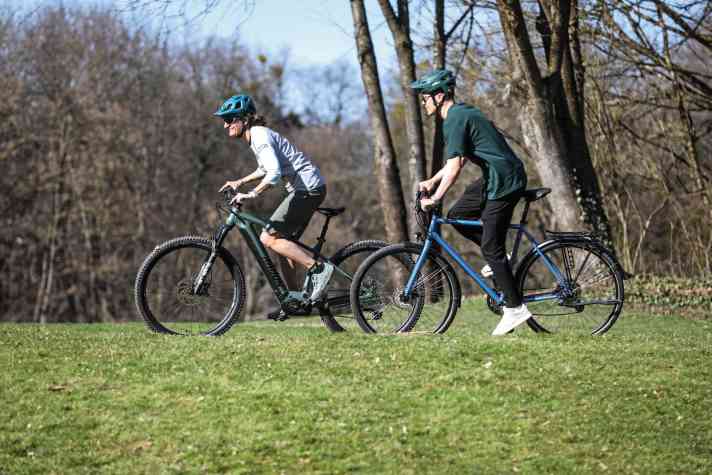 Das dynamische E-MTB ist ein tendenziell teurer Spezialist. Einsteiger sind mit klassischen Trekkingrädern wie dem VSF noch immer am besten beraten.