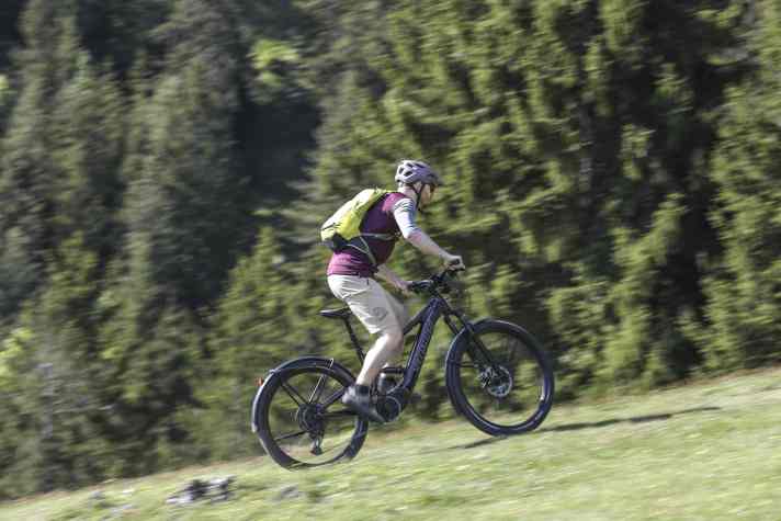 Auch mit nominell “nur” 70 Newtonmetern geht dem Specialized Tero X bergauf nicht so schnell die Puste aus.