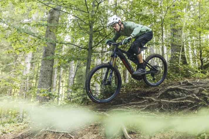 Mit dem innovativen K.I.S. hält das E-Mountainbike leichter die Spur. Gerade bei rutschigen, schwierigen Verhältnissen ist das ein unsichtbares Plus an Fahrsicherheit.