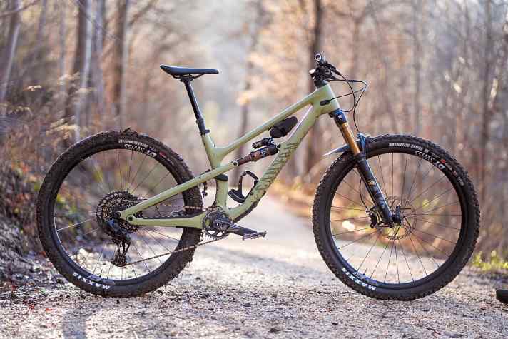 Feinstes Fox-Factory-Fahrwerk, Elektro-Schaltung und ein Rahmen und Laufräder aus Carbon: All das bietet das Canyon Spectral 125 CF 9 schon ab 5799 Euro. 