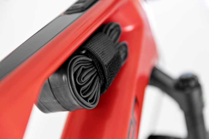 Unter dem Oberrohr hat an einer Tool-Halterung zum Beispiel ein Ersatzschlauch Platz.