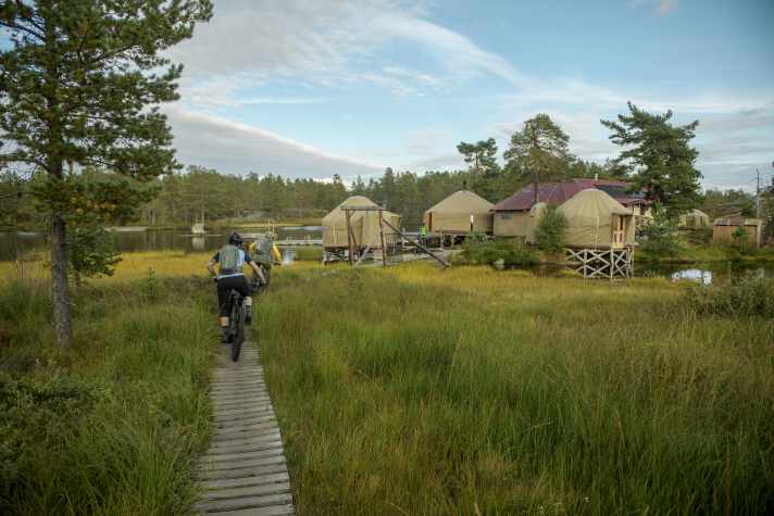 Das Canvas Camp von Norrøna liegt abseits der Zivilisation. dafür kann man mit dem Bike vom Trail fast bis in die Jurte rollen.