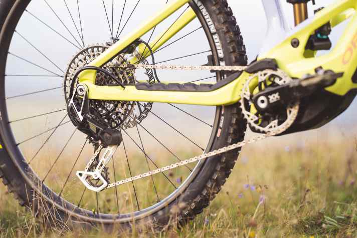 Die Sram Eagle Transmission Schaltung zieht ihren Strom aus dem Haupt-Akku. Das Führungsröhrchen für das E-Kabel ist lieblos übergestülpt und wackelt wild hin und her. Das könnte man schöner lösen.