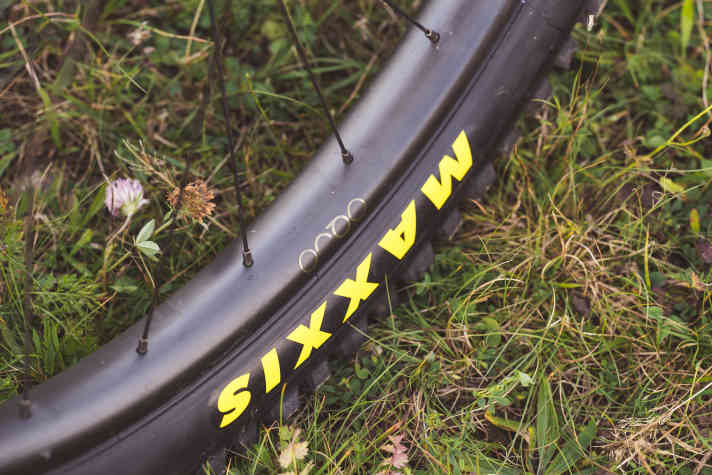 Die hauseigenen Oquo-Carbonfelgen drücken das Gewicht und bringen eine spritzige Beschleunigung.