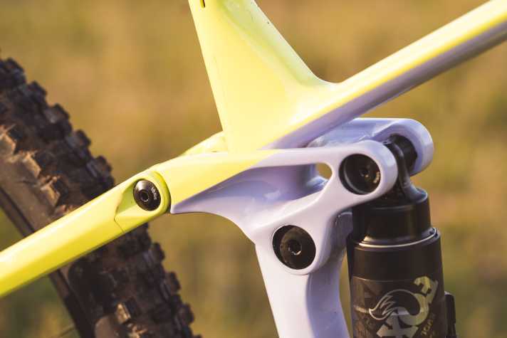 Neu ist die Option auf ein kleines 27,5er-Hinterrad. Dafür gibt’s eine andere Umlenkwippe (im Bild die 29er-Variante unseres Testbikes), damit die Geometrie identisch bleibt.