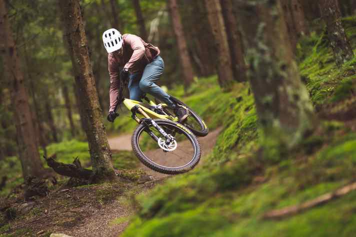 Bergab blüht das Orbea Wild auf. Trotz massig Nehmerqualitäten fährt es sich nicht behäbig.