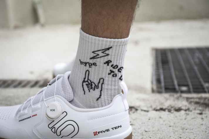Weiße Socken zum Biken: Stylisch? Ja! Sinnvoll? Not sure! Aber es gibt ja Waschmaschinen.