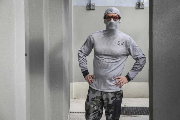 Das Fox Defend Thermo-Jersey hält warm und eine Bank kann man damit auch halbwegs unerkannt ausrauben.