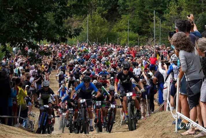 Startphase im XCO-Rennen.