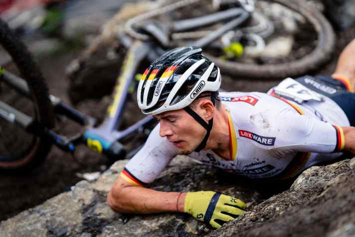 Der Deutsche Meister Max Brandl stürzt so schwer in Crans Montana, dass er sich den Unterkiefer bricht.