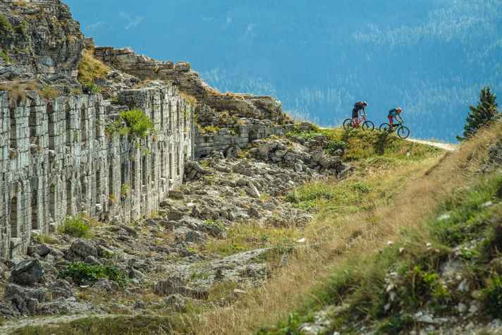 Fort am Dosso del Sommo: Hier verschanzten sich die österreichischen Kaiserjäger. Die Almwiesen rings herum sind bis heute von den Granat-Einschlägen gezeichnet.