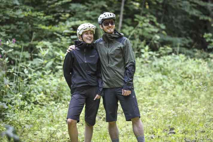 Als Schlupfjacke hat die Patagonia keinen durchgängigen Reißverschluss, das macht das Anziehen mit Helm natürlich umständlich