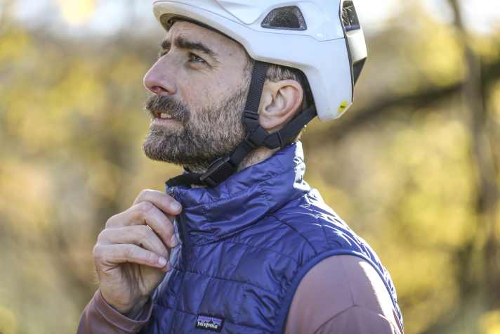 Am Hals schließt die Nano Puff Vest angenehm hoch auf - Fahrtwind hat hier keine Chance.