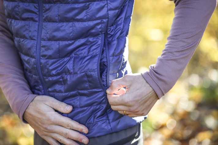 In zwei Zipper-Taschen kann man seine Hände wärmen, alle Reißverschlüsse laufen sehr leichtgängig und lassen sich auch während der Fahrt gut bedienen.
