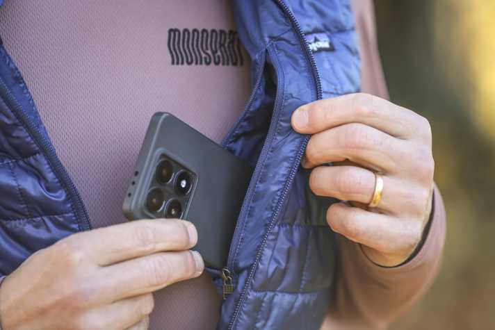 Im Inneren der Weste versteckt sich eine weitere Zipper-Tasche, die auch als Packbeutel dient.