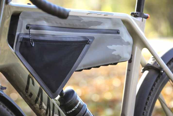 Die Canyon Rahmentasche mit Fidlock-Halterung fügt sich ästhetisch in den Rahmen des Grizl. Die aufgebrachten Grafiken reflektieren und dienen als zusätzliches Sicherheits-Feature.