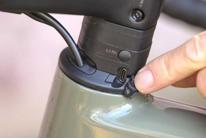 Über diese USB-C Buchse lassen sich zum Beispiel Bike-Computer oder ein Smartphone laden - mit der entsprechenden Halterung auch während der Fahrt.