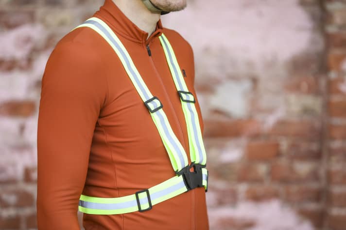 Eine Warnweste oder ein Reflexgurt wird von Autofahrern besonders gut gesehen.