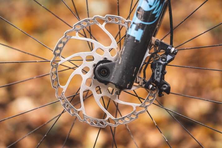 203 Millimeter große Bremsscheiben leiten die Wärme auch in langen Downhills ordentlich ab.