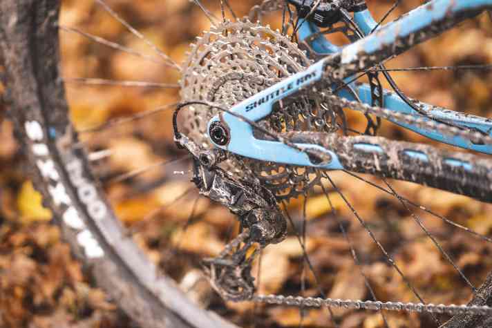 Als einziges Bike unseres Vergleichstests schaltet das Pivot E-Bike noch mechanisch via Seilzug. Der guten Funktion tut das keinen Abbruch.