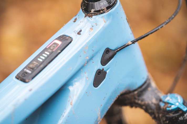 Schrauber freuen sich über die saubere Zugverlegung am Pivot E-Bike. Die Leitungen laufen durch verschraubte Einlässe hinter dem Steuerrohr in den Carbon-Rahmen.