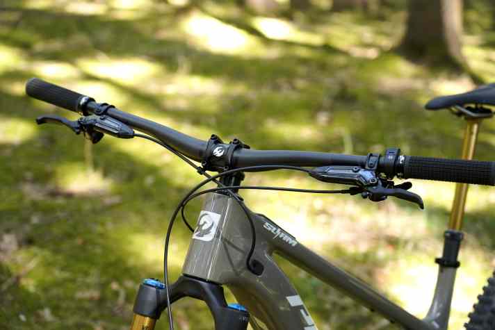 Der Stack des Bikes ist hoch - typisch für Pivot. Doch mit dem flachen Lenker lässt sich das Cockpit auf Wunsch auch niedriger halten.