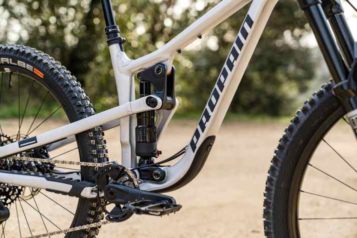 Das Hinterbausystem der Propain Bikes ist bewährt. Unter dem Oberrohr findet sich ein Anschraubpunkt für Zubehör.