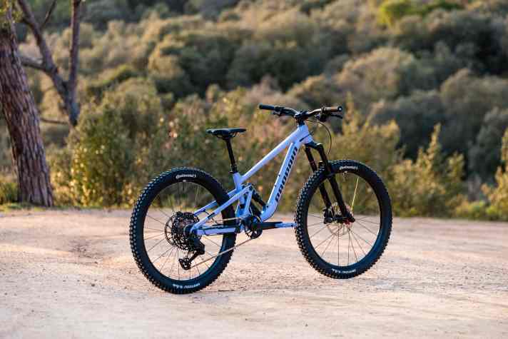 Gemacht für Bikeparks und ernstzunehmendes Gelände: Das Propain Yuma 4 24 für jugendliche Shredder.