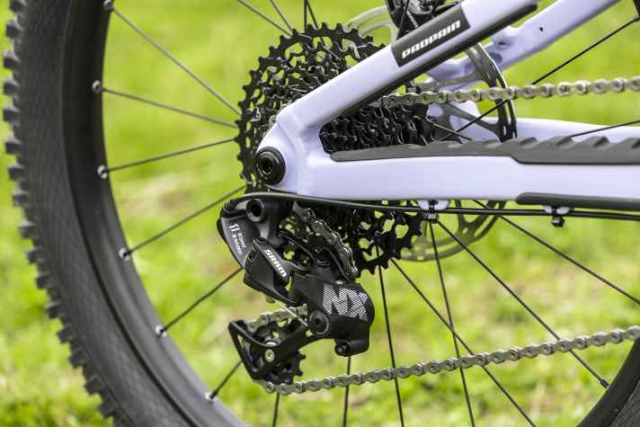 Funktional und trailtauglich. Propain verbaut am Yuma Kinder-Bike nur, was auch an Mountainbikes für Erwachsene eine gute Figur macht, wie etwa Einfach-Schaltungen von Sram.