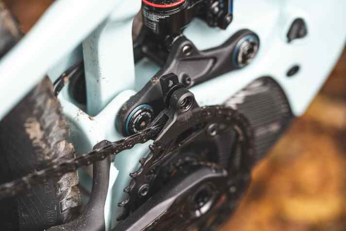 Eine Kettenführung hält den Antriebsstrang des Propain E-Bikes auf Linie.