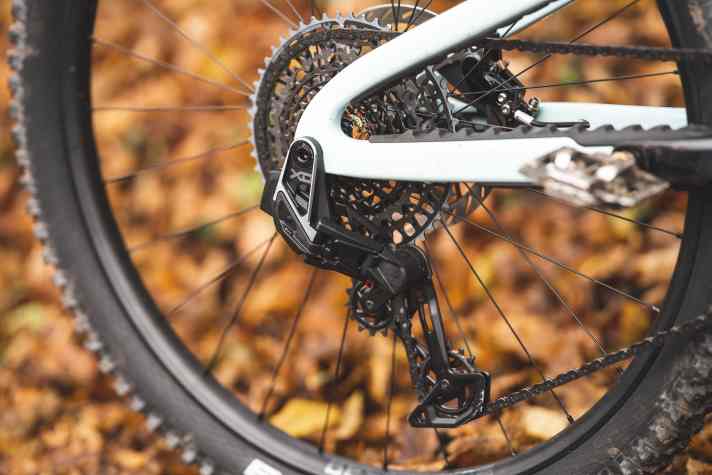Am Propain Sresh CF 29 Ultimate finden sich nur edle Teile. Die Gänge wechselt eine Sram X0 Eagle AXS Transmission Schaltung.