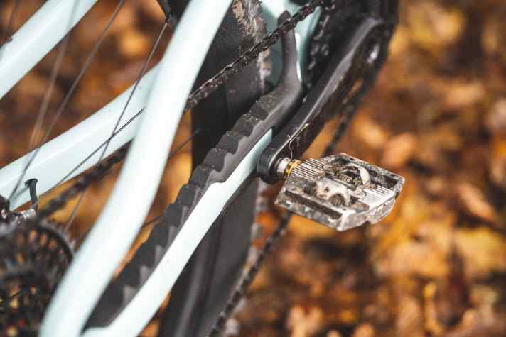 Der Kettenstrebenschutz ist effektiv gegen das Klappern des Motors hilft das leider nicht.
