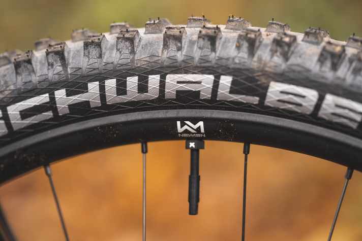 Tubeless-Laufräder von Newmen halten das Gewicht des Propain Sresh niedrig und zahlen aufs Handling ein.