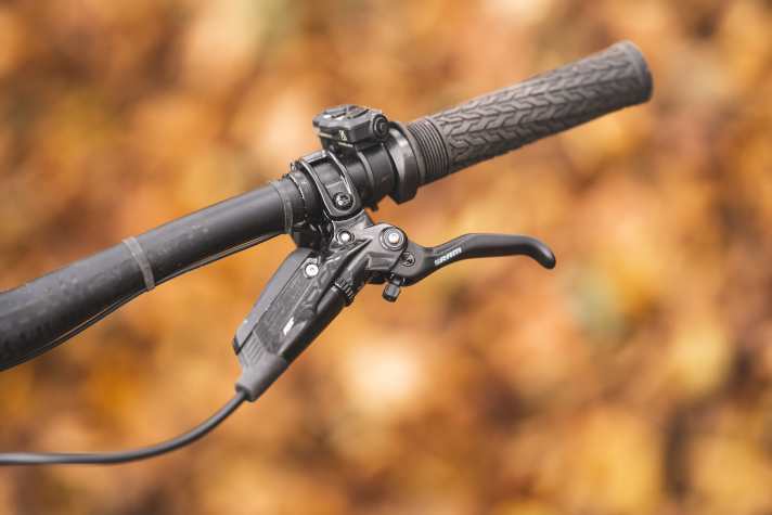 Die Sram Code Ultimate Bremsen entsprechen zwar nicht dem neuen Stealth-Standard, bieten aber enorm viel Bremskraft.