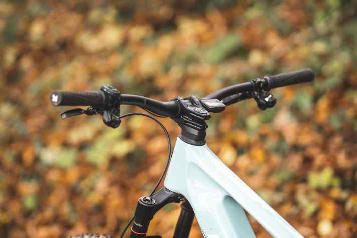Die Front des Propain E-Bikes baut tendenziell hoch. Mit formschlüssigen Spacern ist die Integration optisch sauber gelungen.