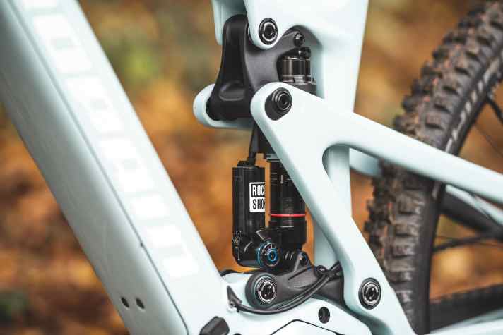 Trotz fettem Rockshox-Vivid-Dämpfer ist das Heck des Propain Sresh nicht ultimativ sensibel. Mit Stahlfederdämpfer hat uns der Hinterbau in anderen Tests noch besser gefallen.