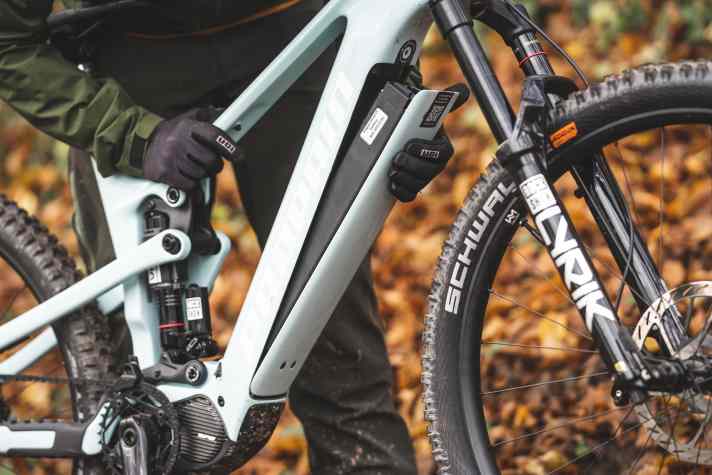 Ein leicht entnehmbarer Akku ist komfortabel - schlägt aber aufs Gewicht. Propain stellt das leichteste Bike mit diesem Feature.