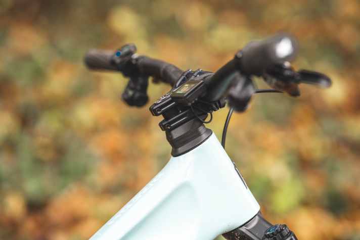 Dank Funk-Schaltung und Kabelführung unterhalb des Vorbaus in den Rahmen ist die Optik des Propain Sresh für ein E-Bike auffällig clean.