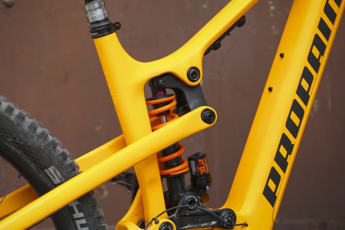 Keine Kompromisse beim Fahrwerk. Unser Testbike kommt mit Fox 38 Factory und Factory Stahlfederdämpfer.
